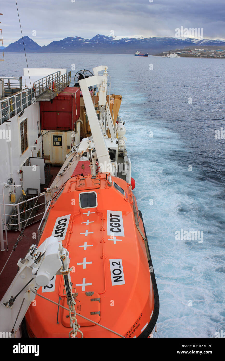Blick von der CCGS Amundsen als Sie Segel aus Pond Inlet, Territorium Nunavut, Kanada Stockfoto