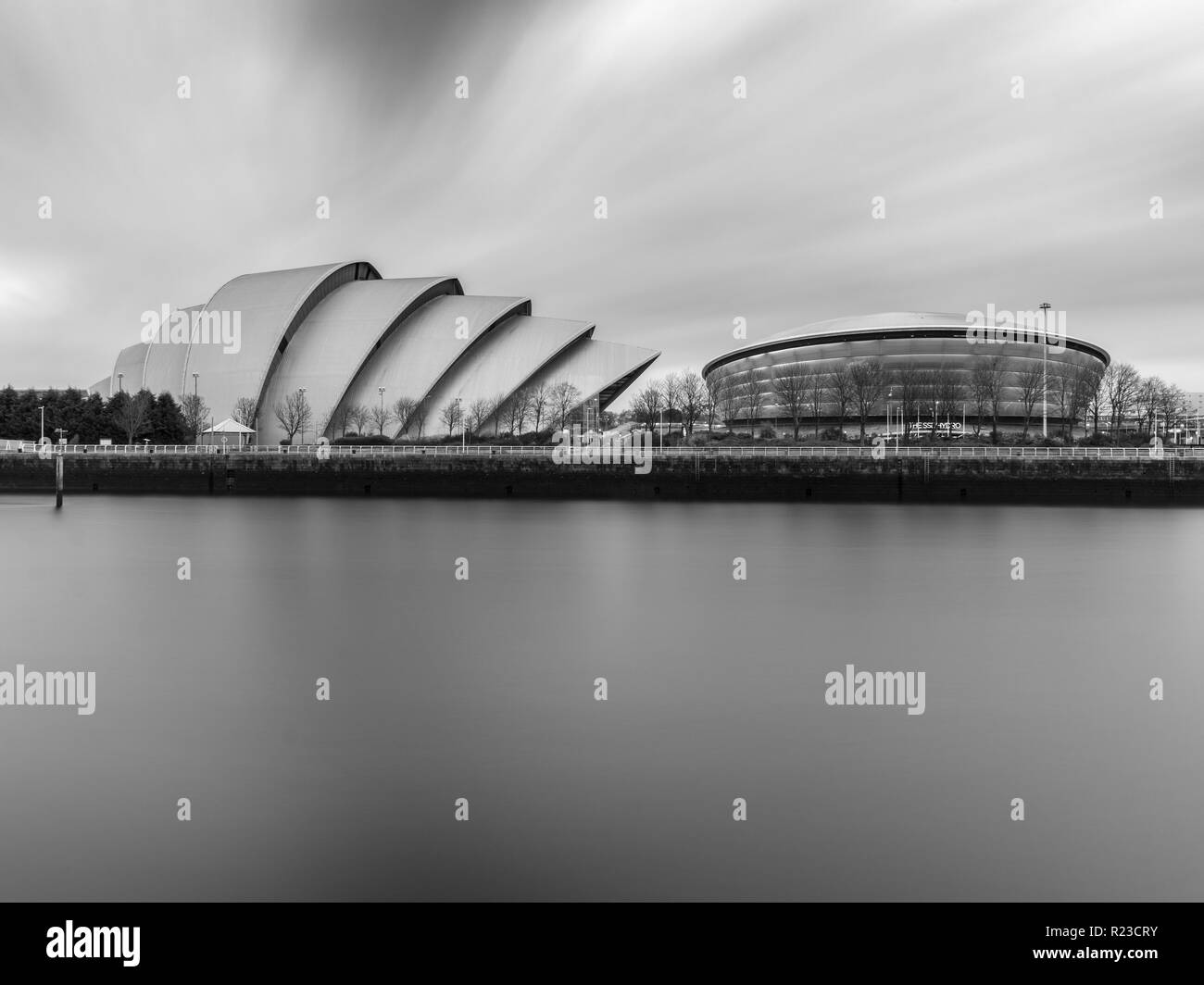Glasgow, Schottland, Großbritannien - 6. November 2018: Wolken über der modernen Architektur des Armadillo Auditorium und SSE Hydro Arena am Ufer des t Stockfoto