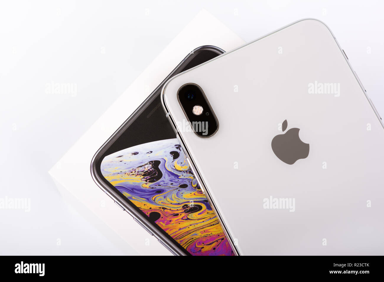 BURGAS, Bulgarien - 8. NOVEMBER 2018: Apple iPhone Xs Max silber auf weißem Hintergrund, Ansicht von hinten. Stockfoto