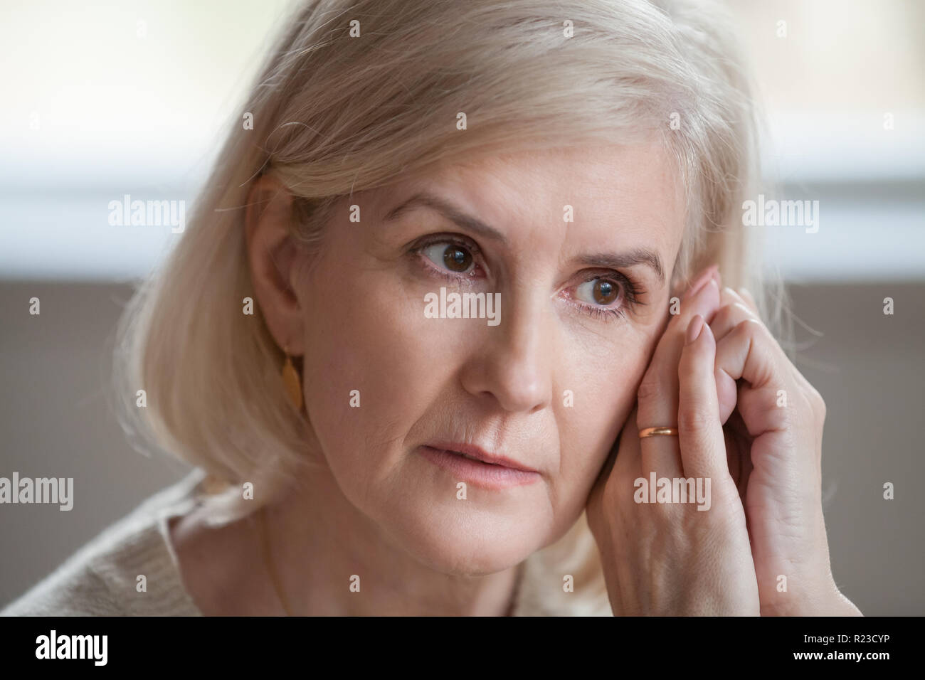 Nahaufnahme von traurigen älteren Mädchen denken über Vergangenheit, fehlenden Mann oder geliebten Menschen, umgekippt, Senior verheiratete Frau trauern oder in Gedanken verloren, nachdenklich eld Stockfoto