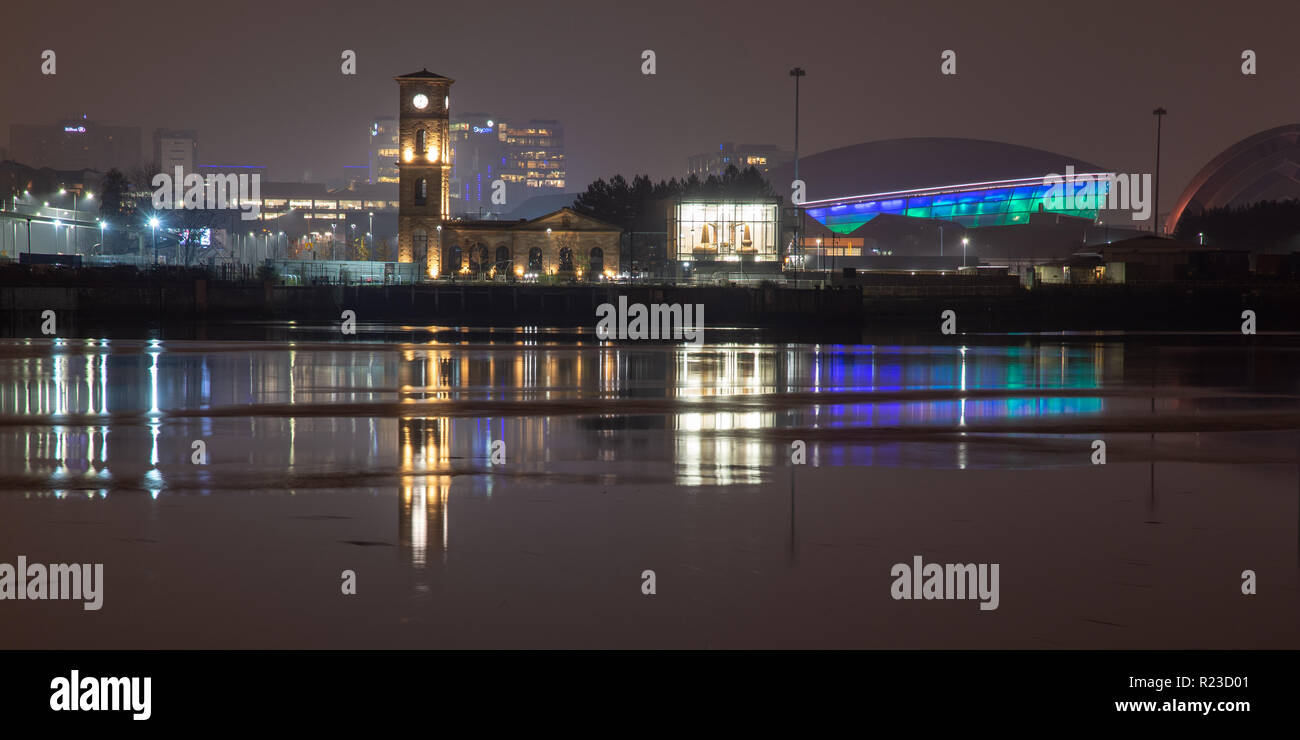 Glasgow, Schottland, Großbritannien - 5 November, 2018: den Fluss Clyde fließt an die SSE-Hydro Arena und das Pumpenhaus in der Nacht in Glasgow. Stockfoto