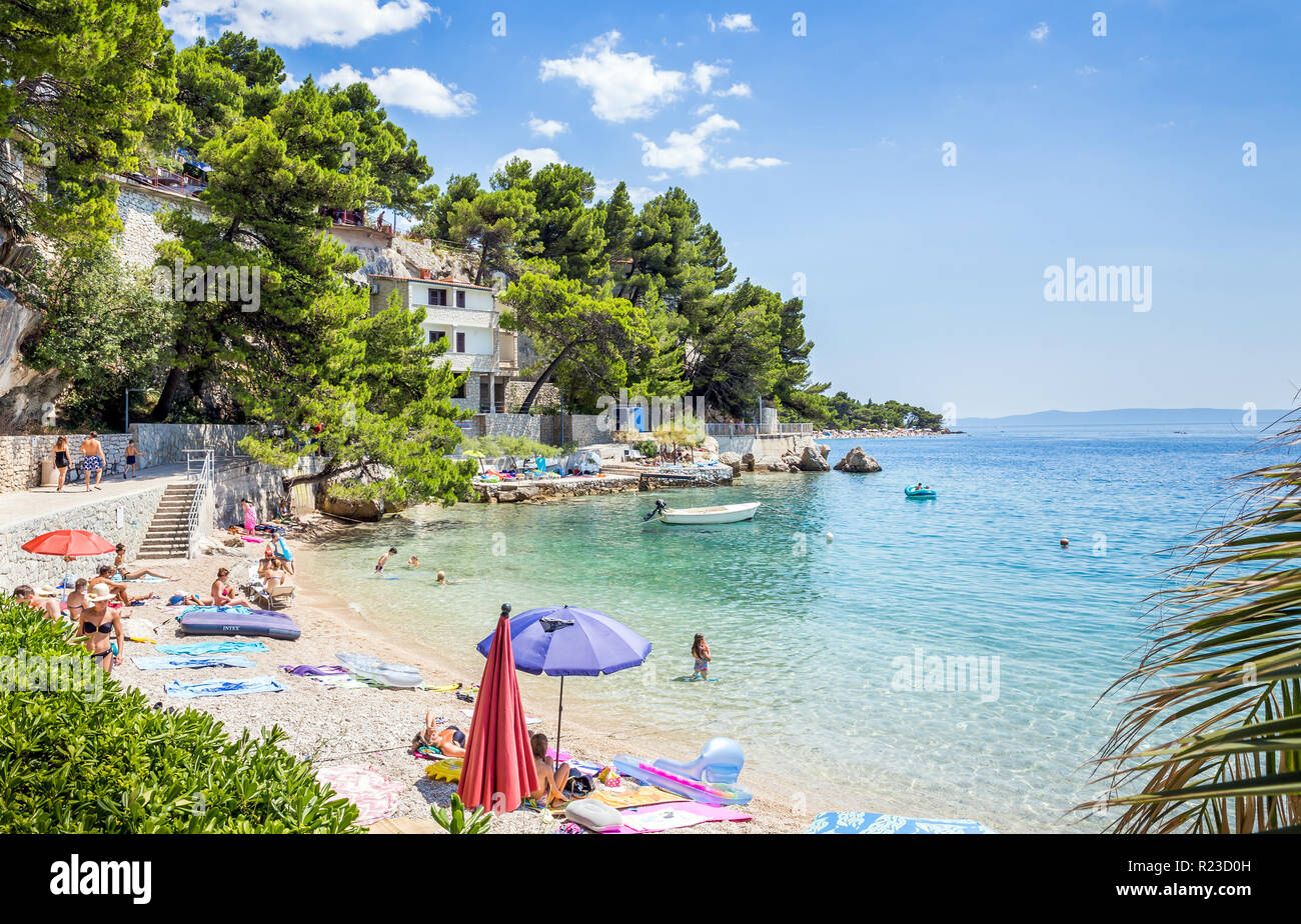 BRELA, KROATIEN - 20. JULI 2018: Touristen Erholung am wunderschönen Strand von Brela, schönen mediterranen Marine in Kroatien Stockfoto