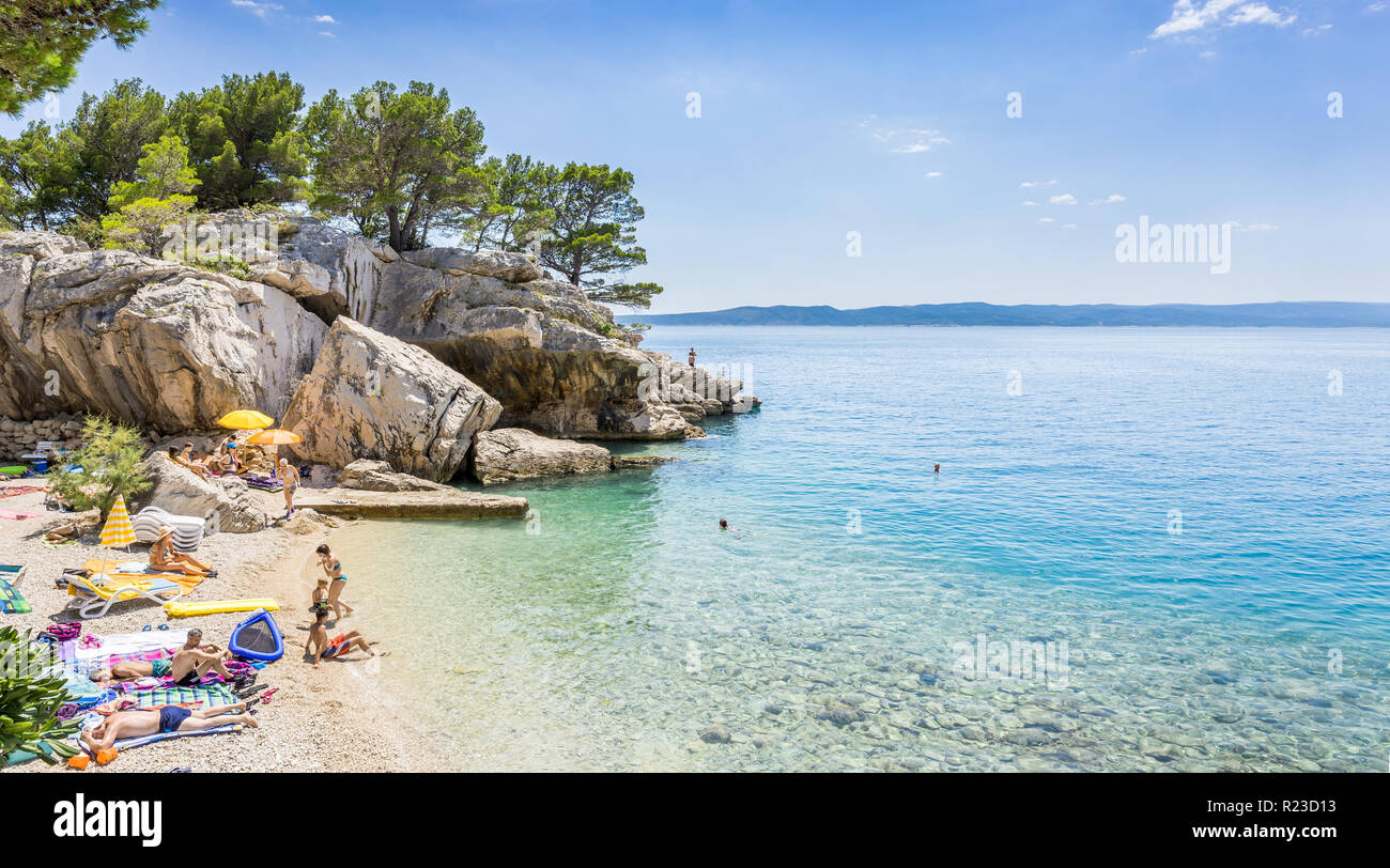 BRELA, KROATIEN - 20. JULI 2018: Touristen Erholung am wunderschönen Strand von Brela, schönen mediterranen Marine in Kroatien Stockfoto