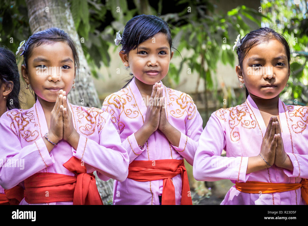 BALI, Indonesien - 25. APRIL 2018: die kleinen balinesischen Tänzer tragen schönen Outfits die Vorbereitung für eine Leistung auf die Insel Bali, Indonesien Stockfoto