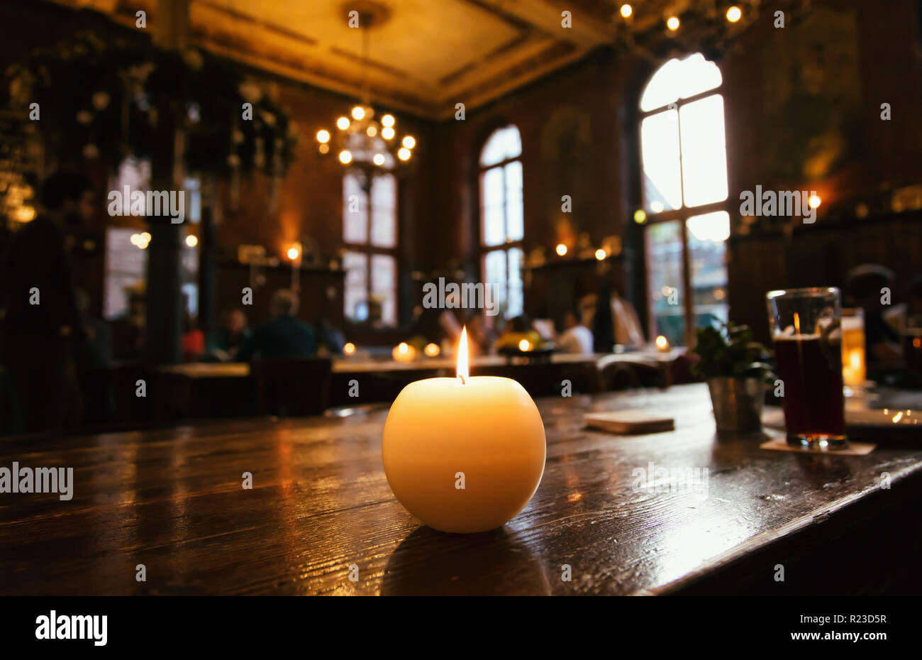 Blick auf eine Kerze auf einem Tisch in einer Brauerei Stockfoto