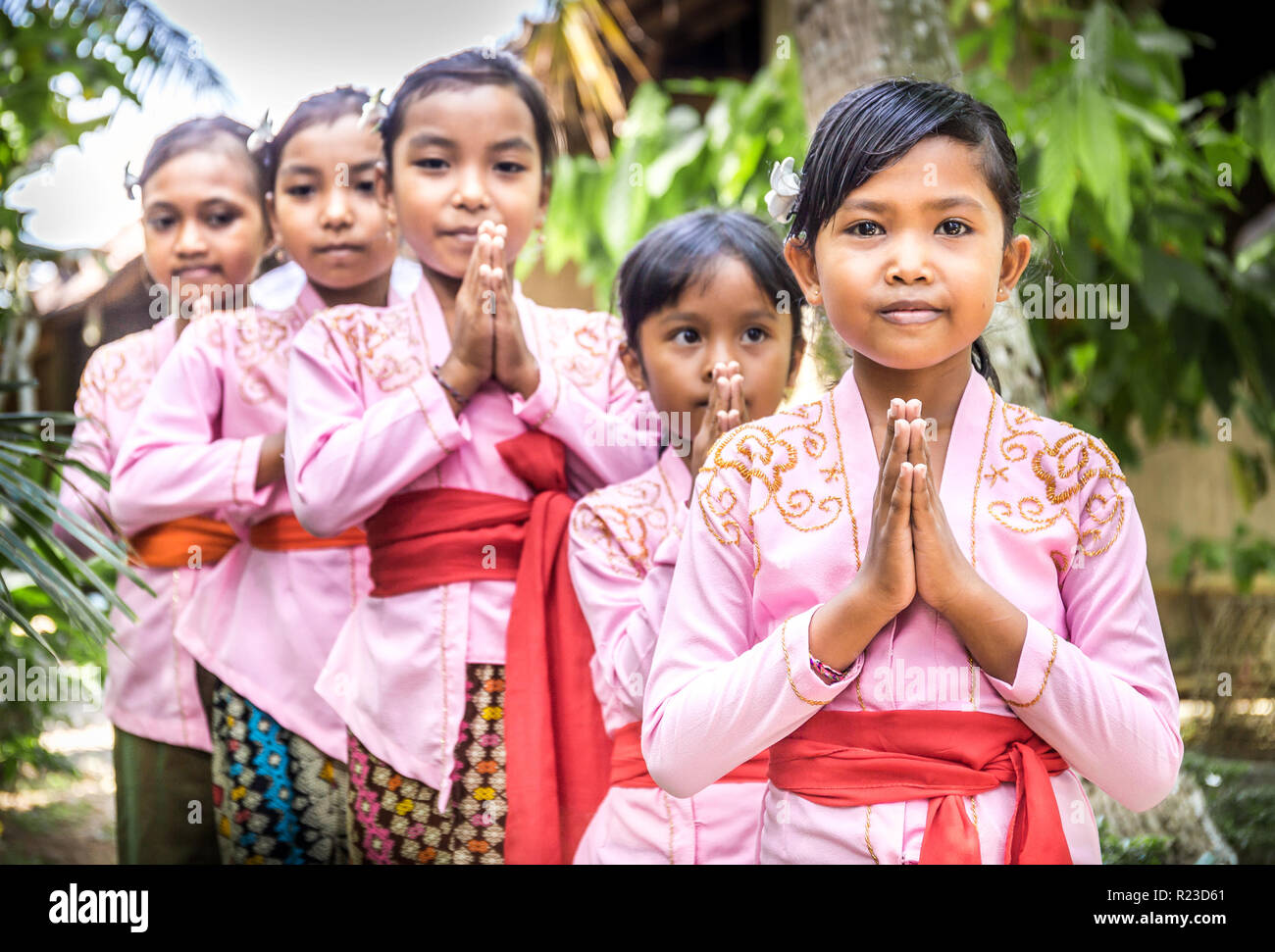 BALI, Indonesien - 25. APRIL 2018: die kleinen balinesischen Tänzer tragen schönen Outfits die Vorbereitung für eine Leistung auf die Insel Bali, Indonesien Stockfoto