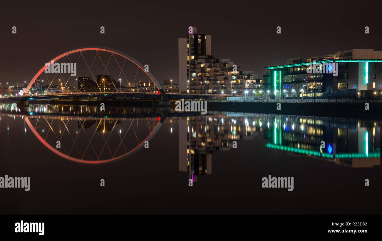 Glasgow, Schottland, Großbritannien - 4. November 2018: Die Clyde Arc Brücke und dem Büros und Studios von STV werden in den Wassern des Flusses Clyde in Gl wider Stockfoto