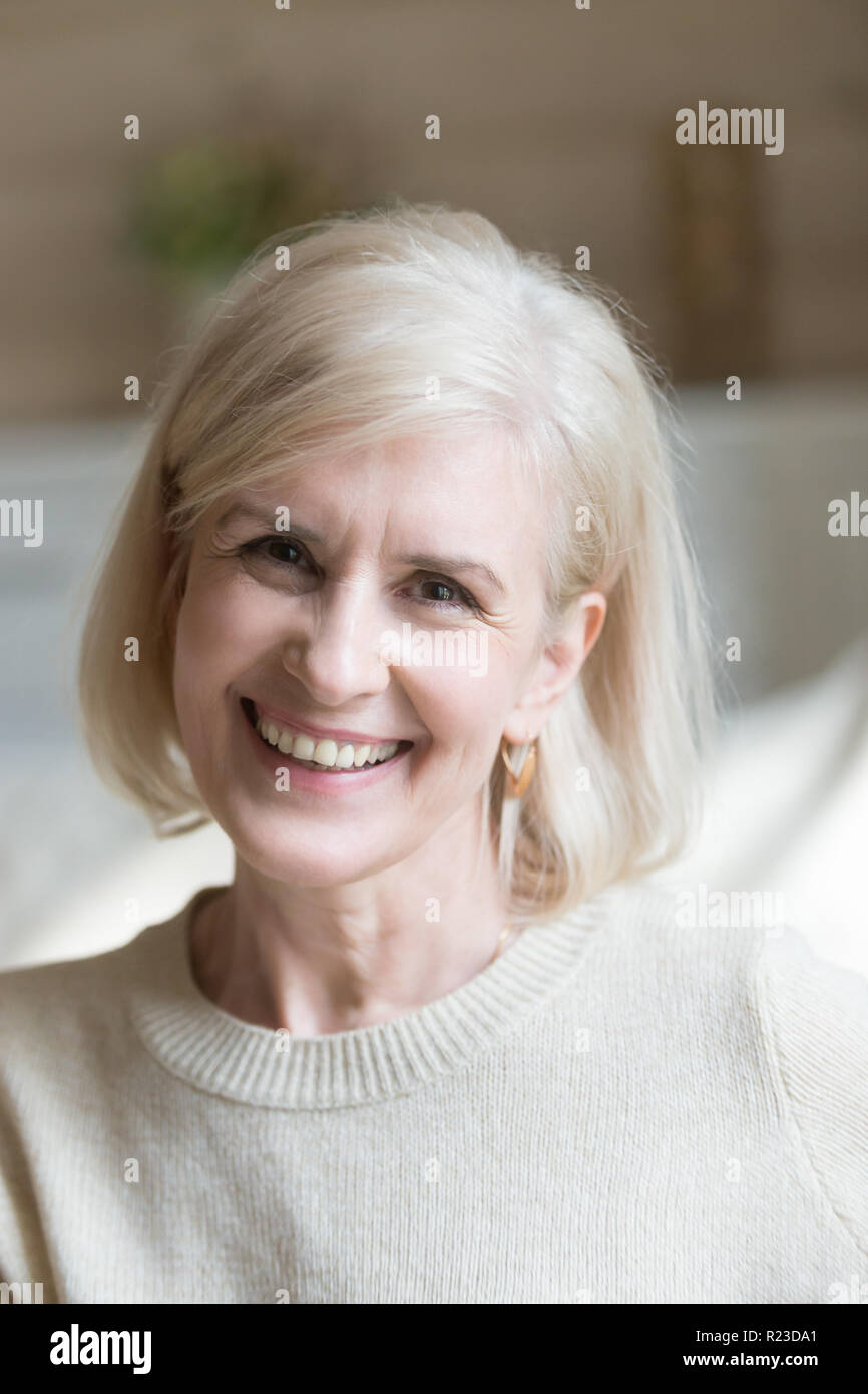 Nahaufnahme der lächelnden gealterte Frau fühlen sich positiv und energisch an Kamera und Bild suchen, Portrait von gerne ältere Frau für Fotos posiert, aufgeregt Stockfoto