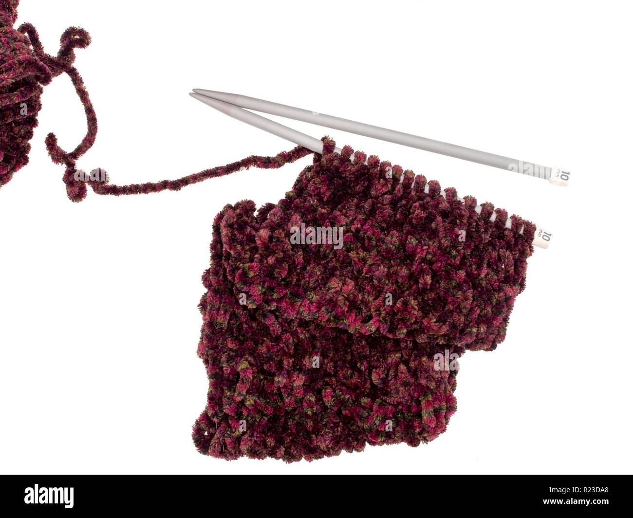 Dicker Wolle Schal auf chunky Nadeln, auf weißem Hintergrund gestrickt. Stockfoto
