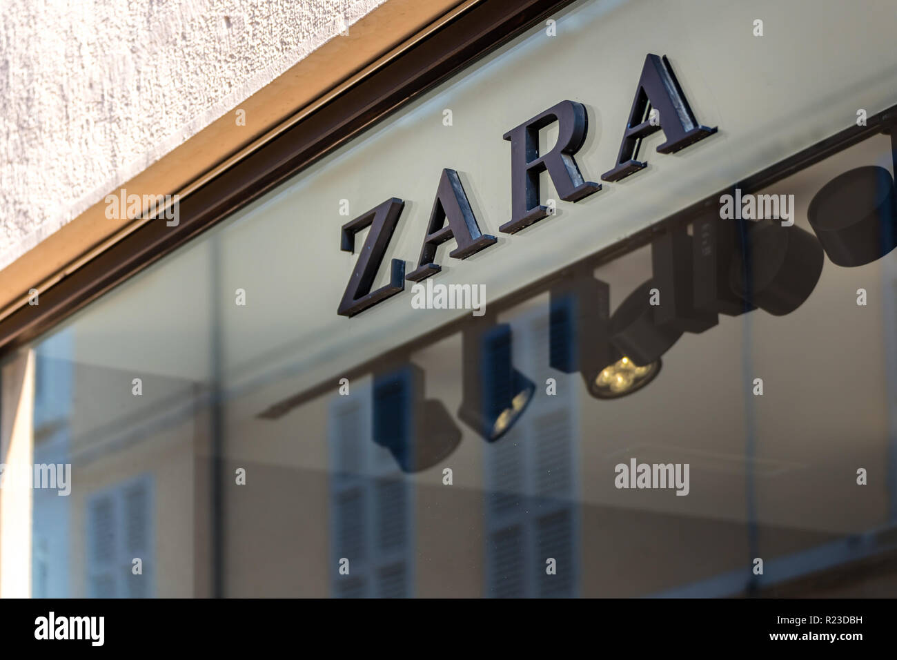RAVENNA, Italien - 12 SEPTEMBER 2018: Licht erleuchtet ist Zara Logo auf Storefront Stockfoto
