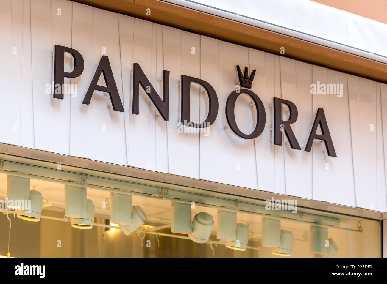 RAVENNA, Italien - 12 SEPTEMBER 2018: Licht erleuchtet ist Pandora Logo auf Storefront Stockfoto