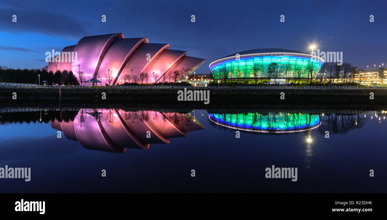Glasgow, Schottland, Großbritannien - November 4, 2018: Das gürteltier Auditorium und siehe Hydro Arena sind in den Gewässern des Flusses Clyde bei Dämmerung in Glasg wider Stockfoto