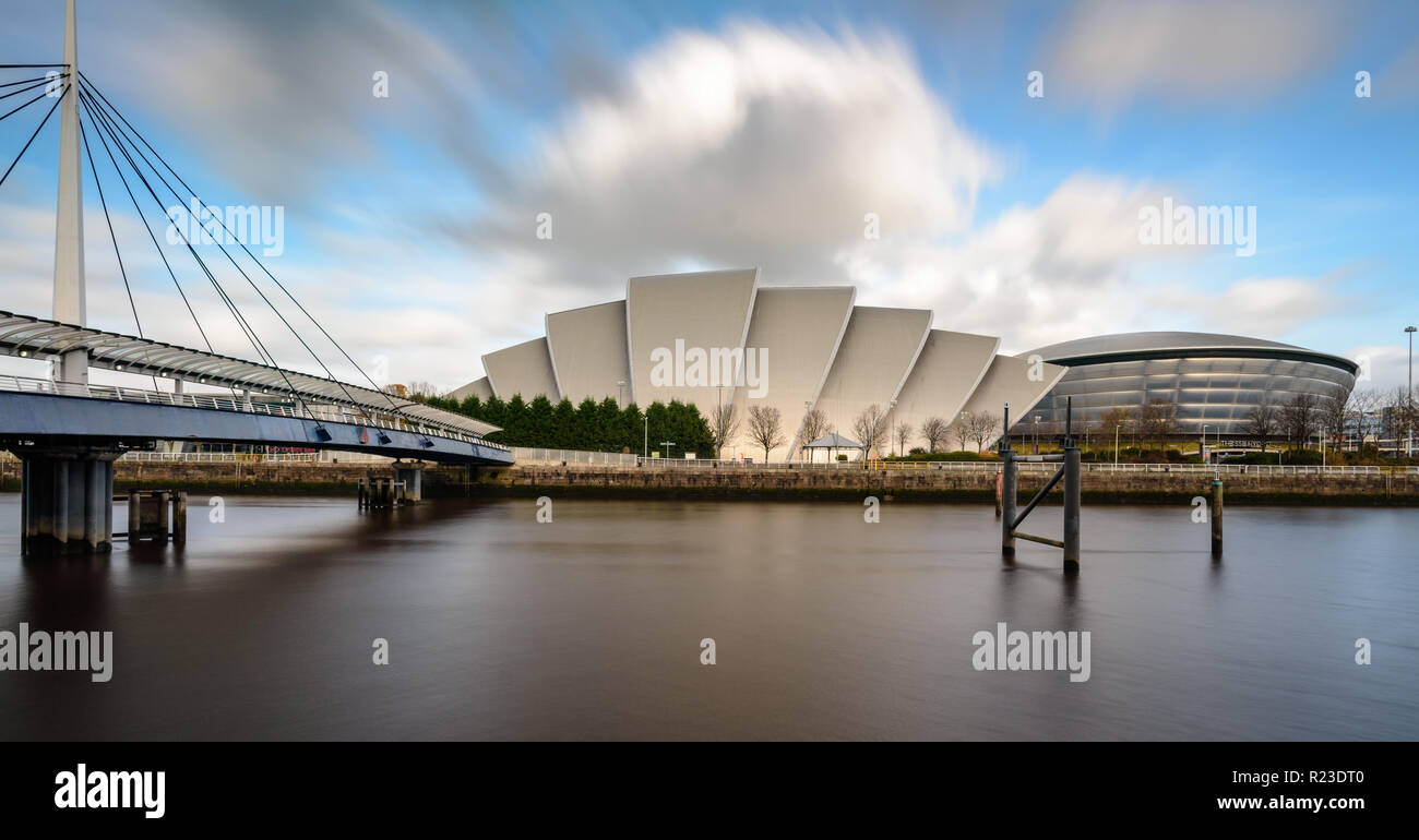 Glasgow, Schottland, Großbritannien - 4. November 2018: Der Fluss Clyde fließt an die SEC Armadillo Auditorium und SSE Hydro Arena in Glasgow's Scottish Event Camp Stockfoto