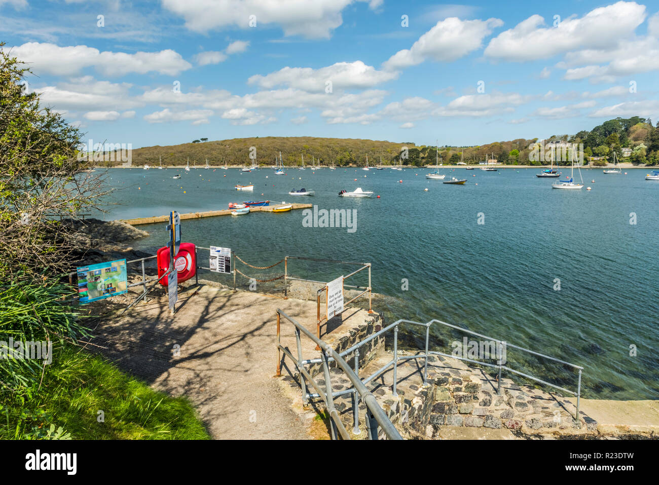 Die Fähre mit Blick auf Helford Passage in der Nähe des Dorfes Helford, Cornwall, England Stockfoto