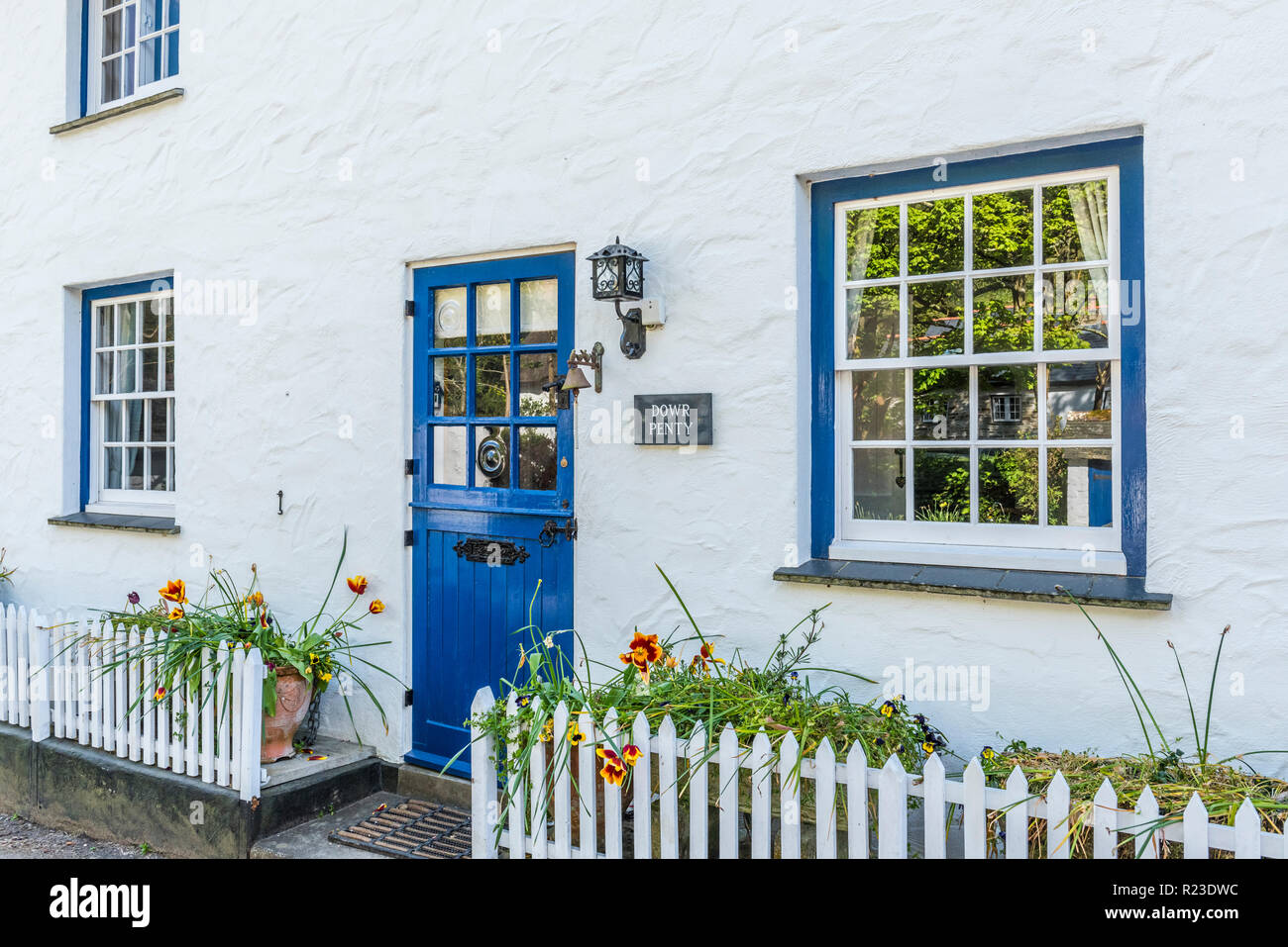 Ein hübsches weißes Haus mit blauen Türen im Helford, Cornwall, England Stockfoto