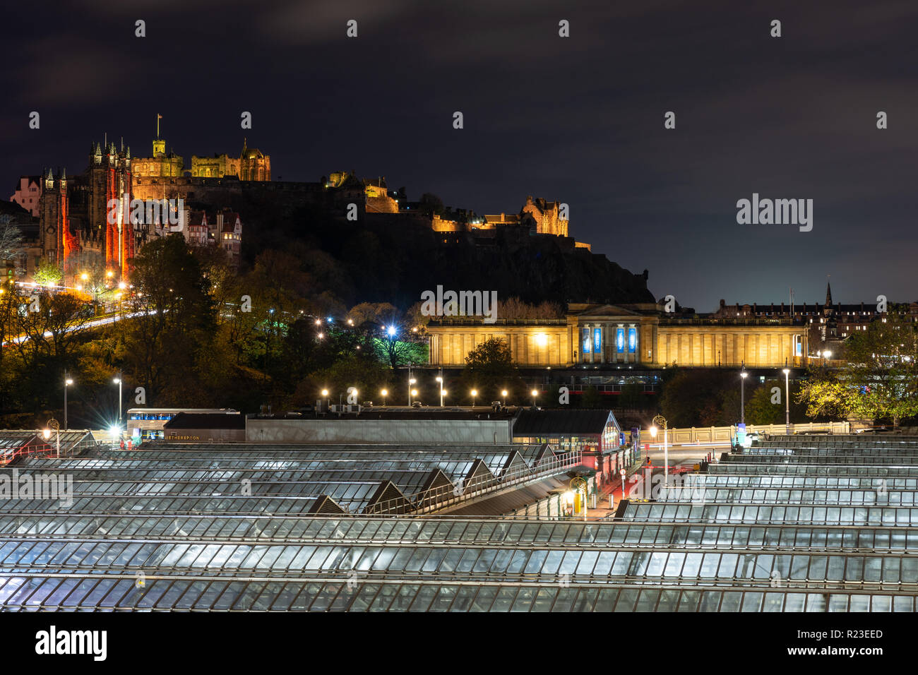 Edinburgh, Schottland, Großbritannien - 2 November, 2018: Edinburgh Castle, die Aula der Kirche von Schottland, und die National Gallery of Scotland sind li Stockfoto