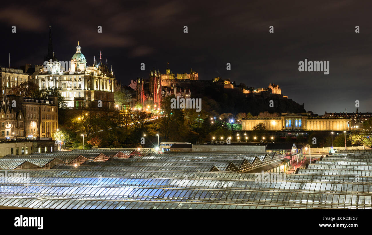 Edinburgh, Schottland, Großbritannien - 2 November, 2018: Sehenswürdigkeiten, wie das Edinburgh Castle, die Bank von Schottland, und die schottische Nationalgalerie leuchtet ein Stockfoto