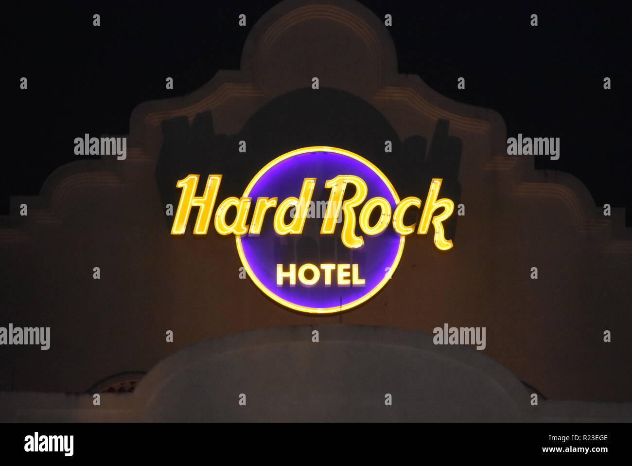 Orlando, Florida. Oktober 17, 2018 Hard Rock Hotel Schild in der Nacht in den Universal Studios. Stockfoto