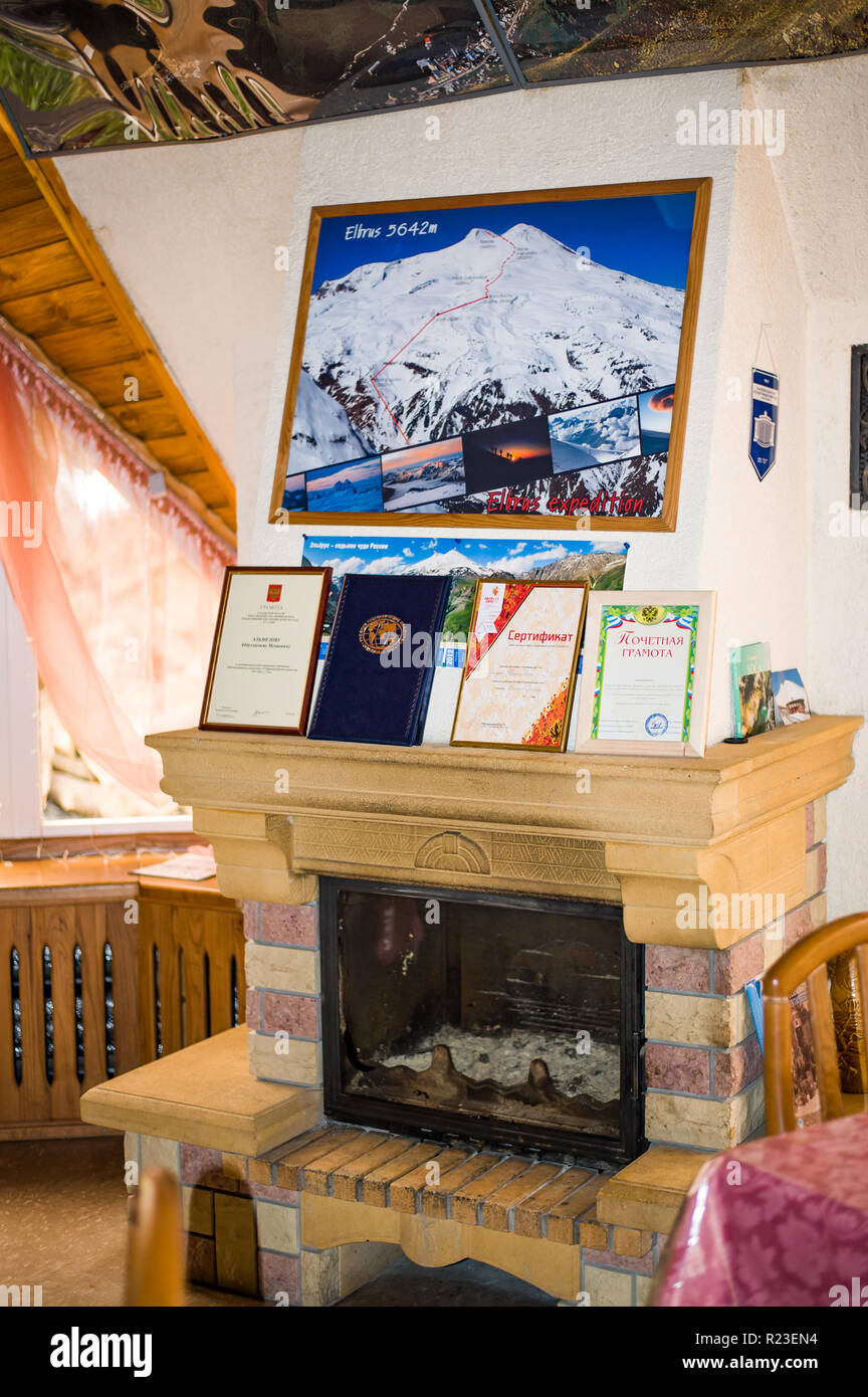 TERSKOL, Russland - Juli 05: Klettern cafe Dome mit Souvenirs und Flaggen, die an den Wänden in der Ortschaft Terskol im Elbrus Gebiet, Russland Stockfoto