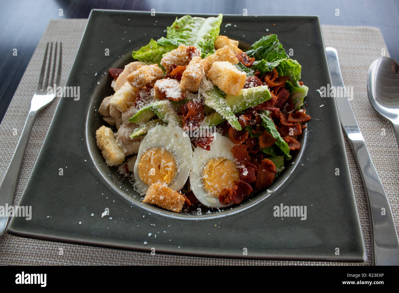 Caesar Salat mit Ei, Avocado, Croutons, Speck und Käse Stockfoto