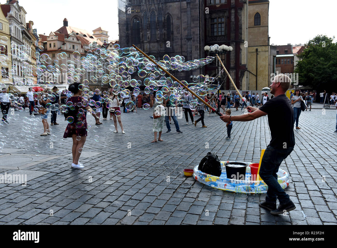 Mann, blasen den Altstädter Ring in Prag in der Tschechischen Republik Stockfoto