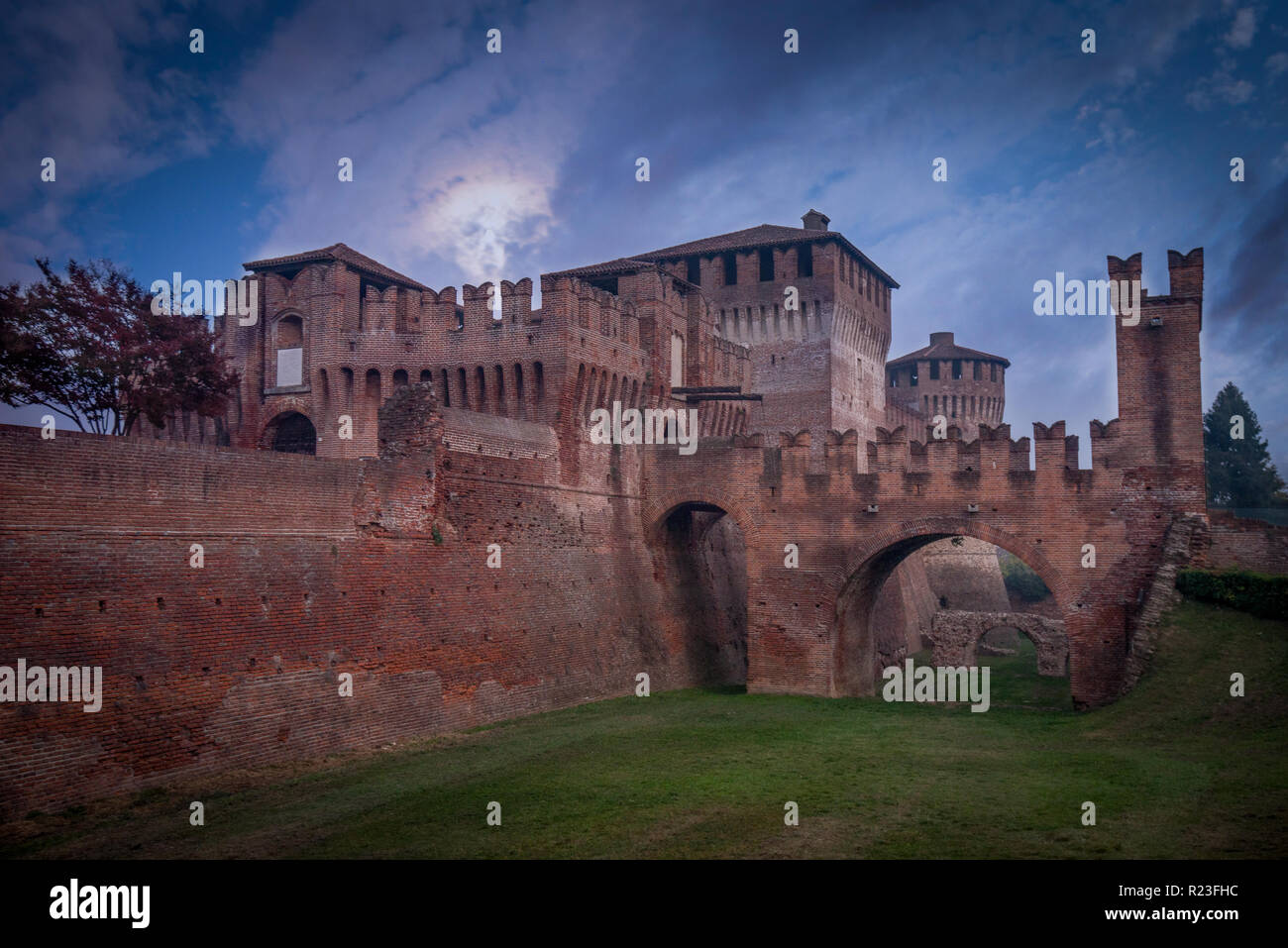 Antenne Sonnenuntergang Blick auf die mittelalterliche Soncino . Schloss aus Backstein in der Region Lombardei in Italien mit dramatischen Himmel Stockfoto