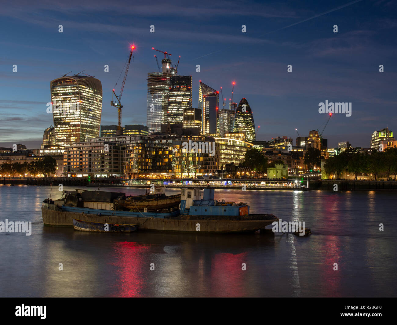 London, England, Großbritannien - 27 September 2018: Wolkenkratzer und Bürogebäude der Stadt London Financial District Leuchten bei Nacht, einschließlich 22A Stockfoto