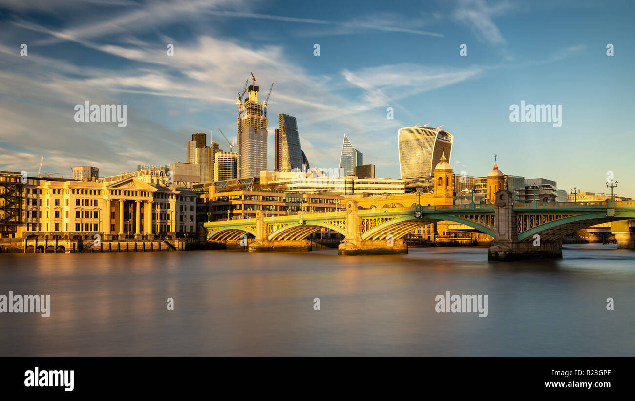 London, England, Großbritannien - 27 September 2018: Wolkenkratzer und Bürogebäude der Stadt London Financial District beleuchtet werden von warmen Abend Sonnenschein, Inc. Stockfoto