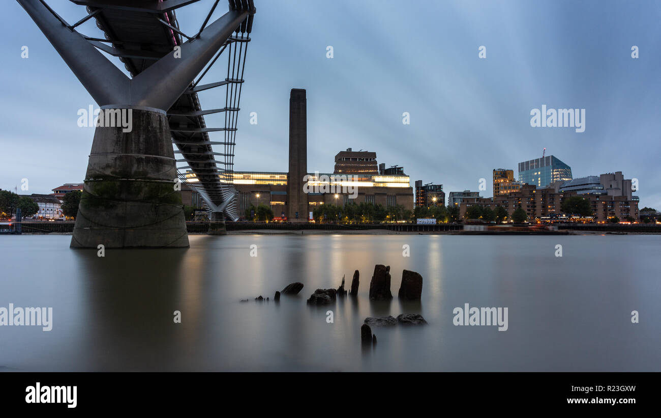 London, England, Großbritannien - 20 September, 2018: Die Themse fließt über die Reste eines historischen Seebrücke unter Das moderne Millennium Bridge gegenüber Verbot Stockfoto