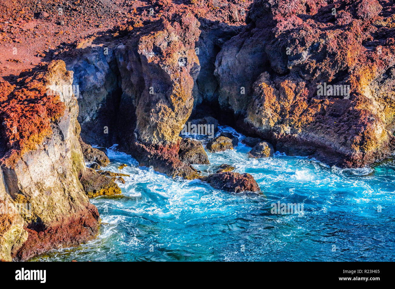 Steine auf die Nordwestküste von Teneriffa in der Nähe von Punto Teno Leuchtturm, Kanarische Inseln Stockfoto