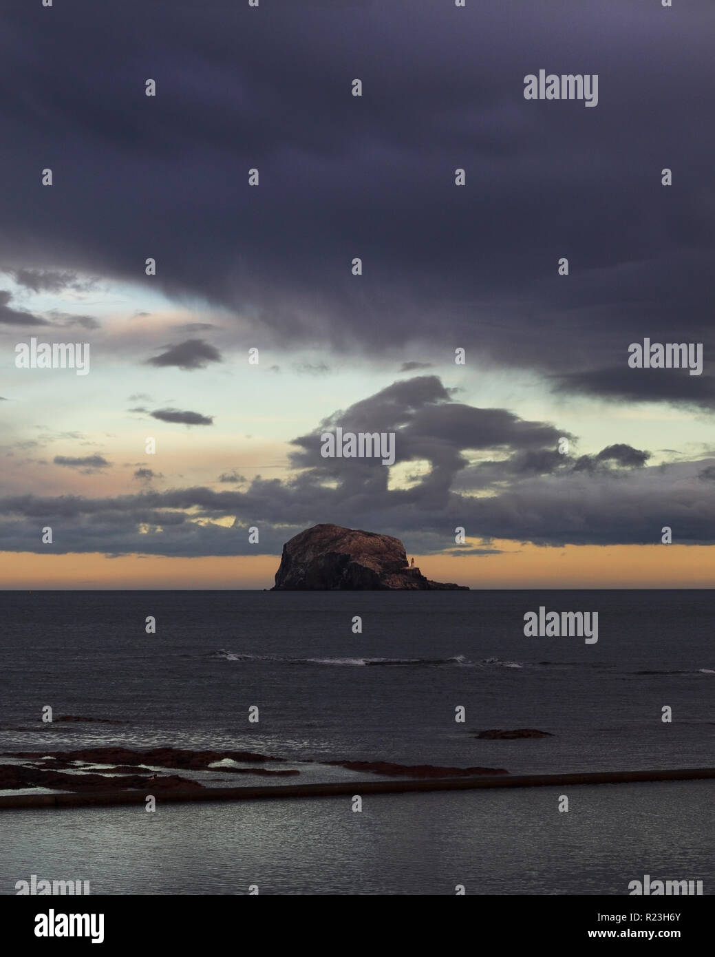 Der Bass Rock vor der Küste von North Berwick bei Sonnenuntergang Stockfoto