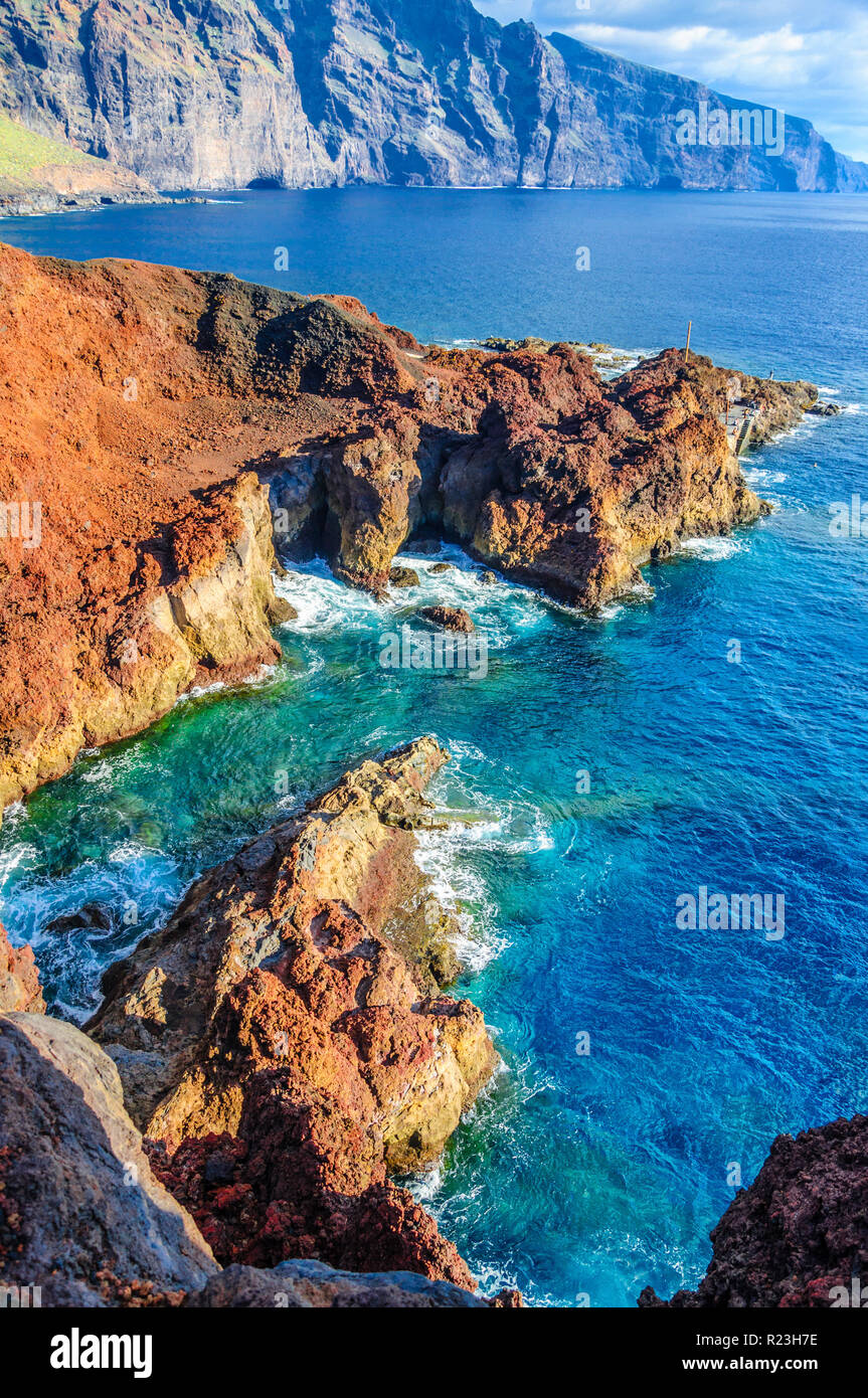 Steine auf die Nordwestküste von Teneriffa in der Nähe von Punto Teno Leuchtturm, Kanarische Inseln Stockfoto