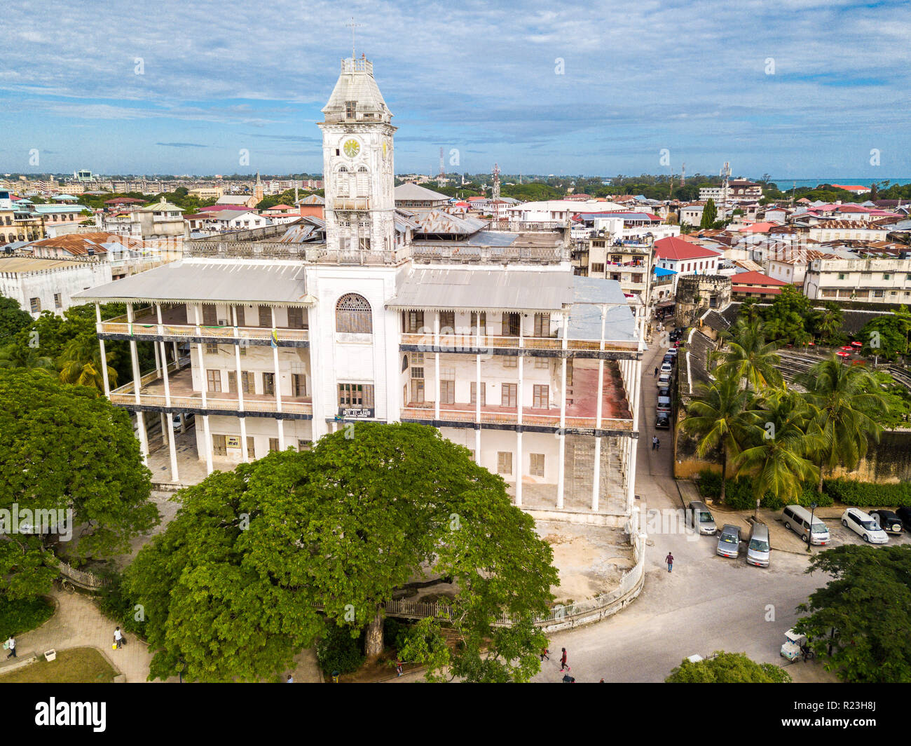 Das Haus der Wunder. Stone Town, alten kolonialen Zentrum von Zanzibar City, Unguja Insel, Tansania. Antenne drone Foto. Stockfoto