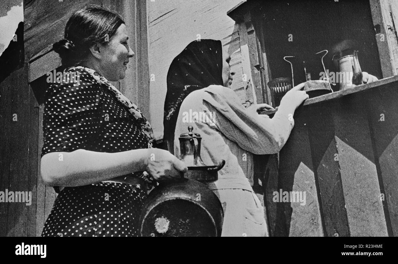 Hausfrauen sammeln ihre Töpfe und anderen Metall ware für Schrott in der UDSSR (Union der Sozialistischen Sowjetrepubliken) 1942 eingeschaltet. Stockfoto
