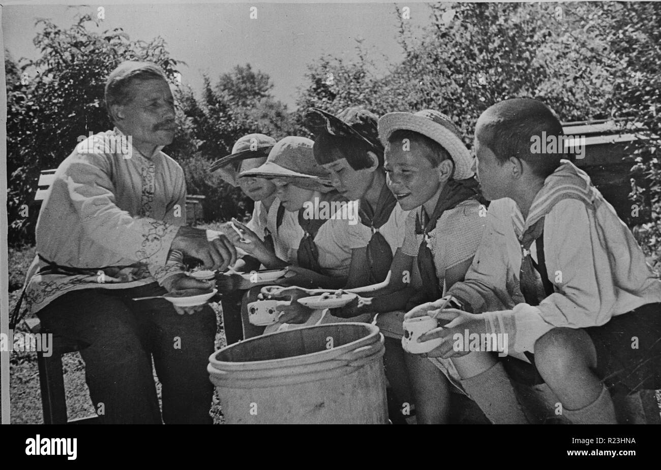 Kinder auf einer Kolchose Verkostung Honig. Altairegion, Zentralasien, UDSSR (Union der Sozialistischen Sowjetrepubliken). Zwischen 1930 und 1940 Stockfoto