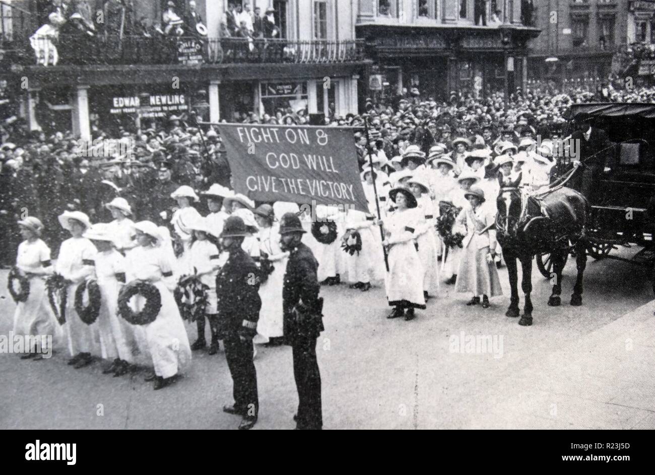 Beim Derby im Juni 1913 eine Suffragette namens Emily Davison warf sich vor Pferd des Königs an Tattenham Ecke und starb an den Verletzungen, die sie empfing. Ihre Beerdigung wurde anlässlich einer Suffragette Parade gemacht. Stockfoto
