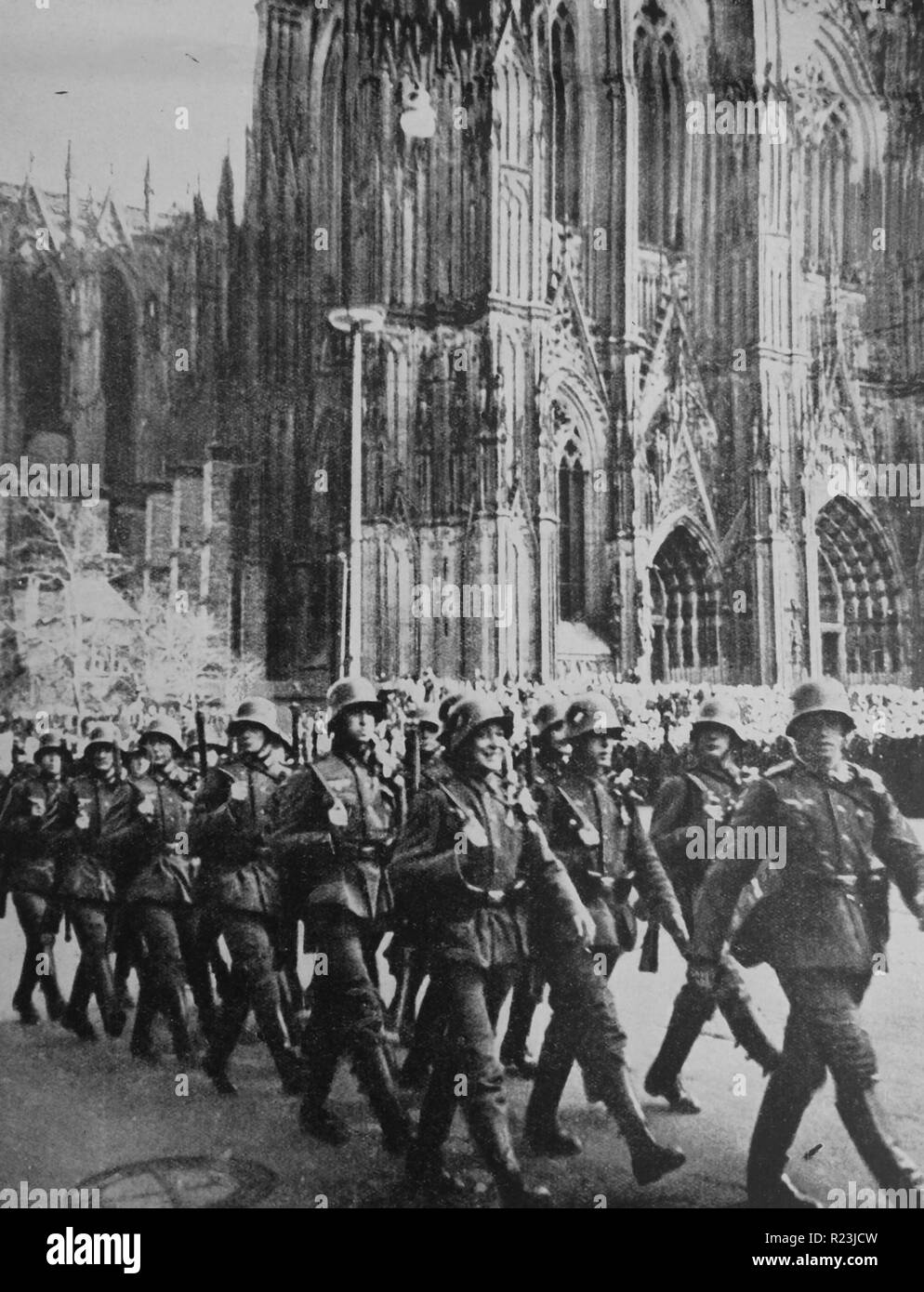 Foto von einem deutschen Infanterie marschieren durch den Domplatz in Köln. Dies war ein trotziges Schritt von Adolf Hitler gegen den Versailler Vertrag gemacht. Datiert 1936 Stockfoto