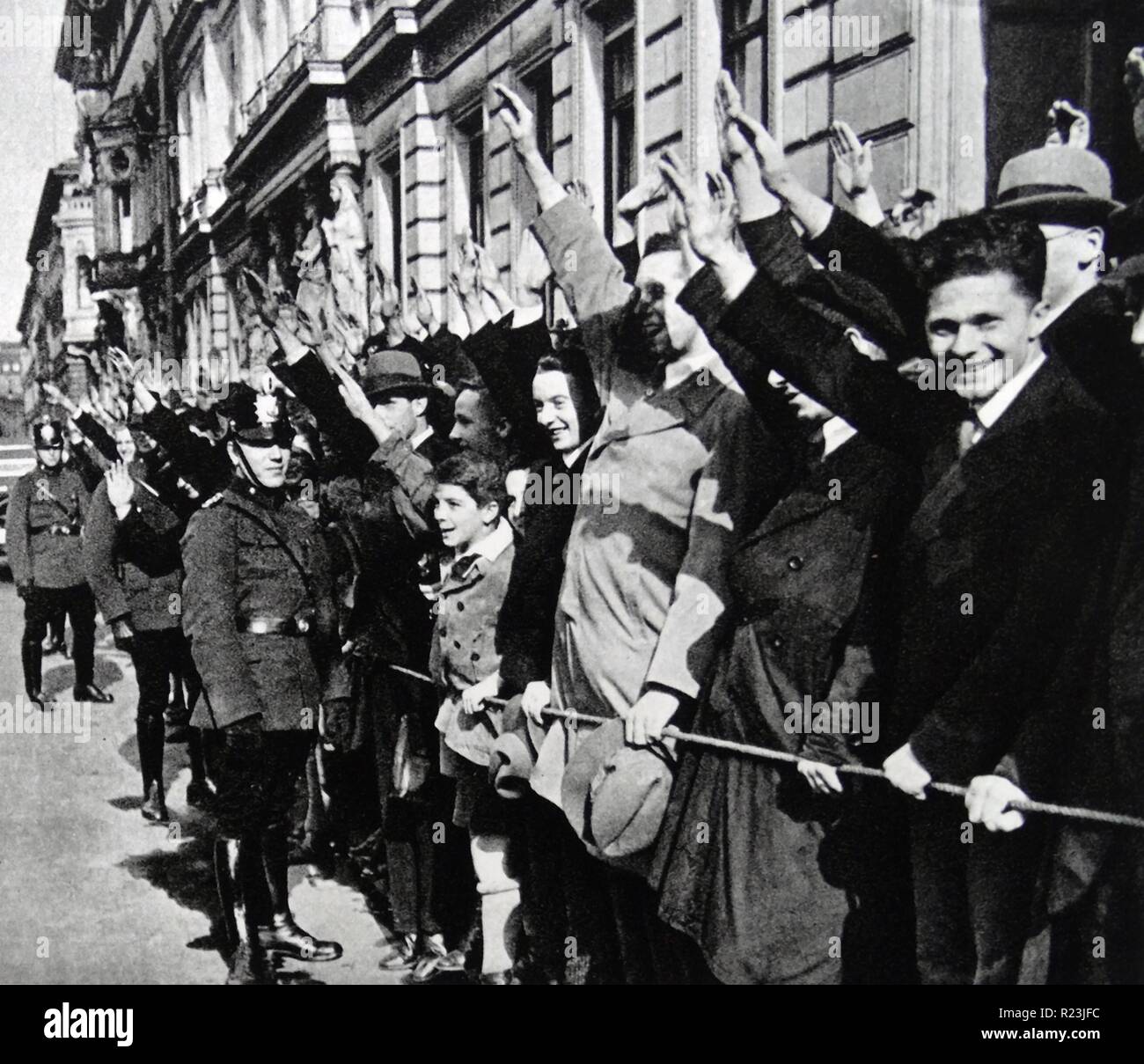 Foto von deutschen Jugendlichen grüßen zur Unterstützung von Adolf Hitler. Datiert 1940 Stockfoto