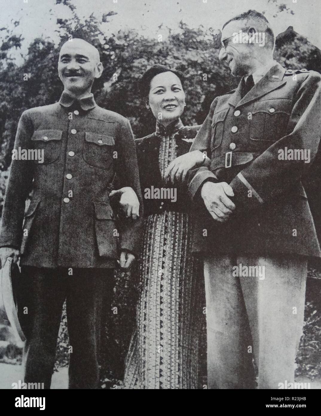 Foto von den Führern des neuen China mit ihren amerikanischen Verbündeten. Von links nach rechts: Chiang Kai-Shek, Madame Chiang Kai-Shek und datierter-General Joseph Stilwell. Datiert 1941 Stockfoto