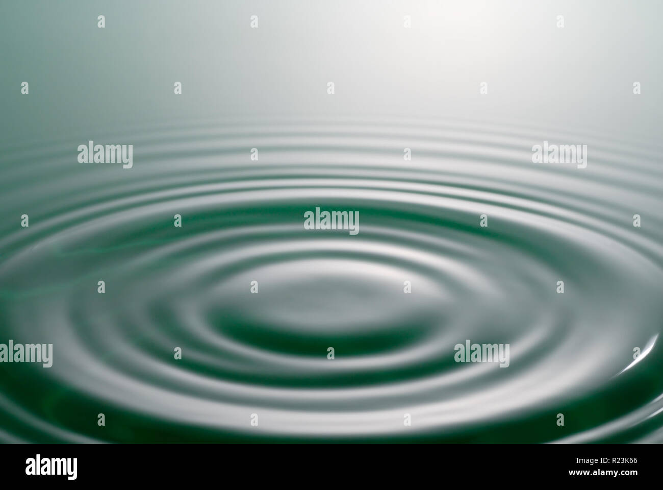 Ruhige Szene. Symmetrische Kreise und Wellen auf der Wasseroberfläche. Stockfoto