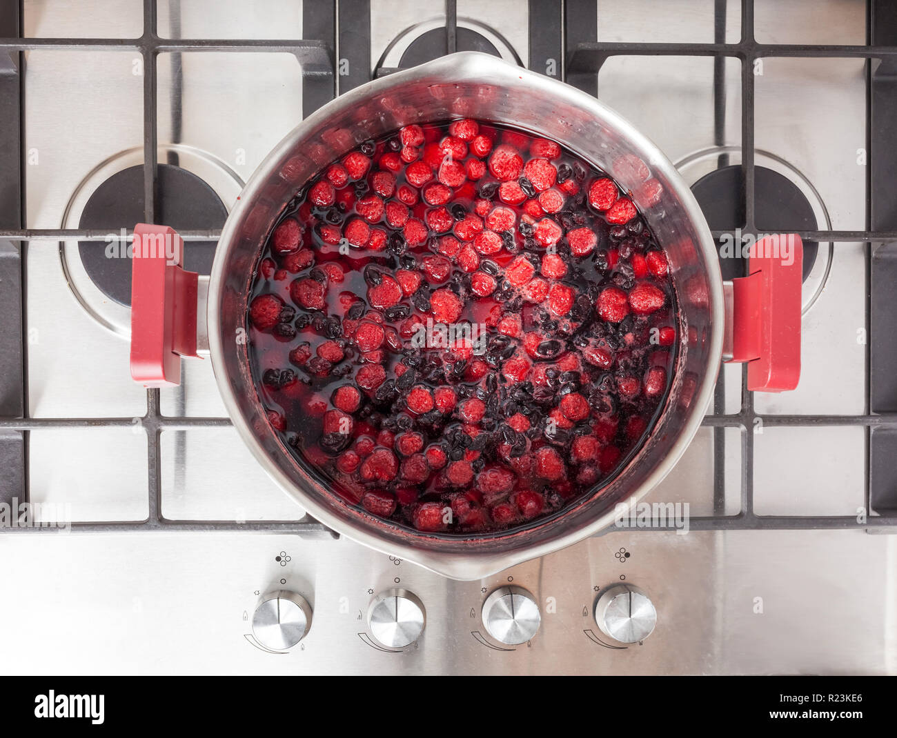 Hausgemachte Erdbeermarmelade kochen auf Gas Herd Stockfoto