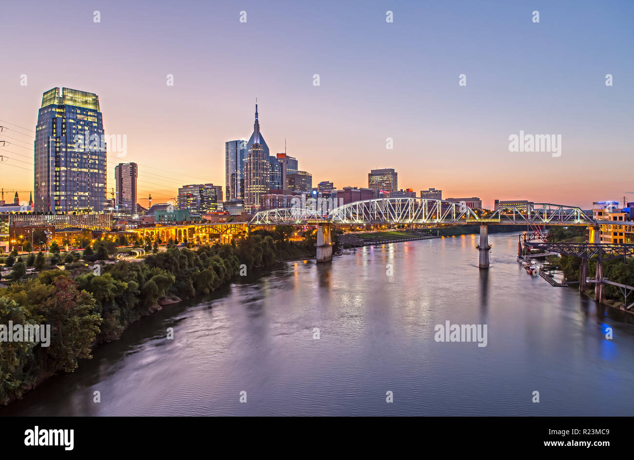 Nashville Skyline und John Seigenthaler Fußgängerbrücke in der Dämmerung Stockfoto