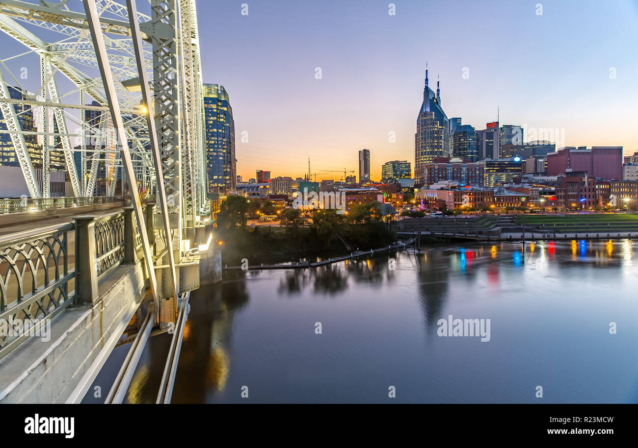 Nashville Skyline von John Seigenthaler Fußgängerbrücke in der Dämmerung Stockfoto