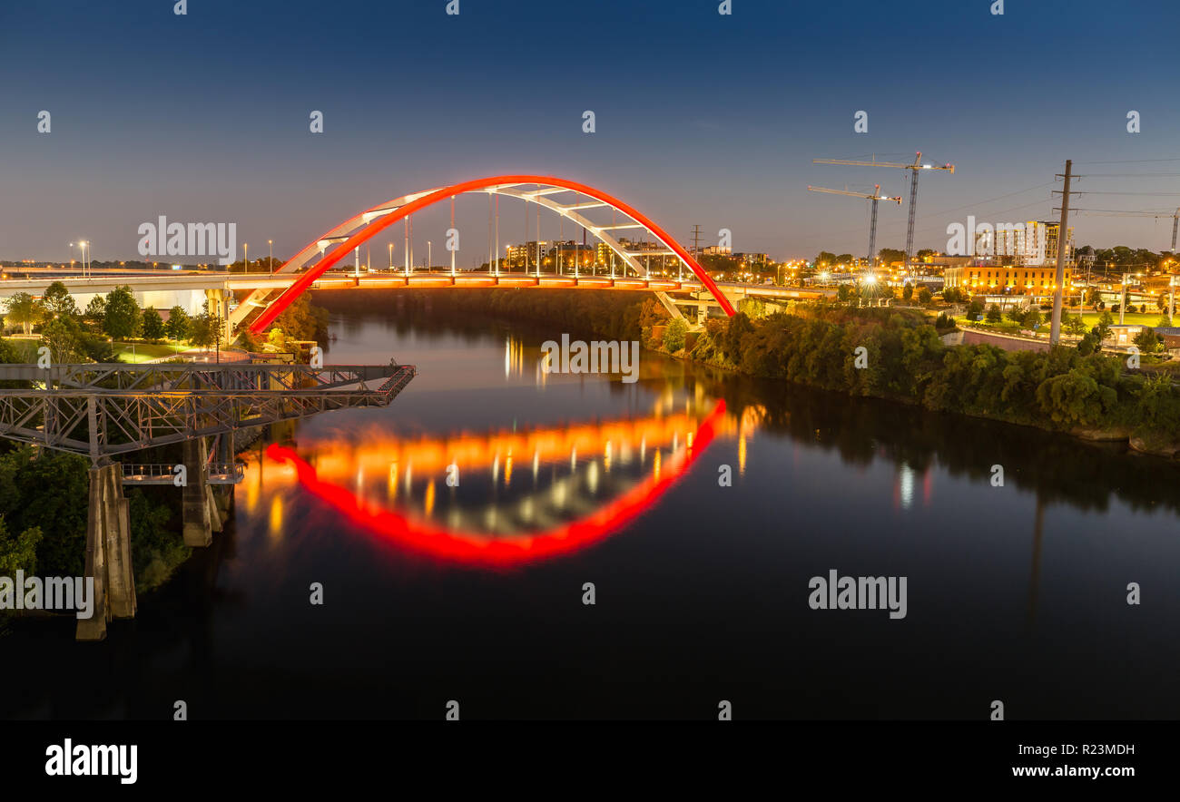 Gateway Bridge auf der Koreanischen Veterans Blvd in Nashville bei Nacht Stockfoto