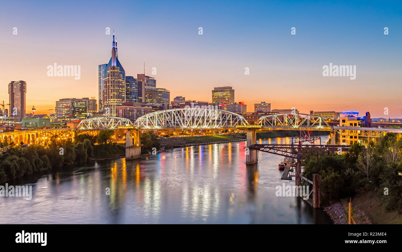 Nashville Skyline und John Seigenthaler Fußgängerbrücke in der Dämmerung Stockfoto