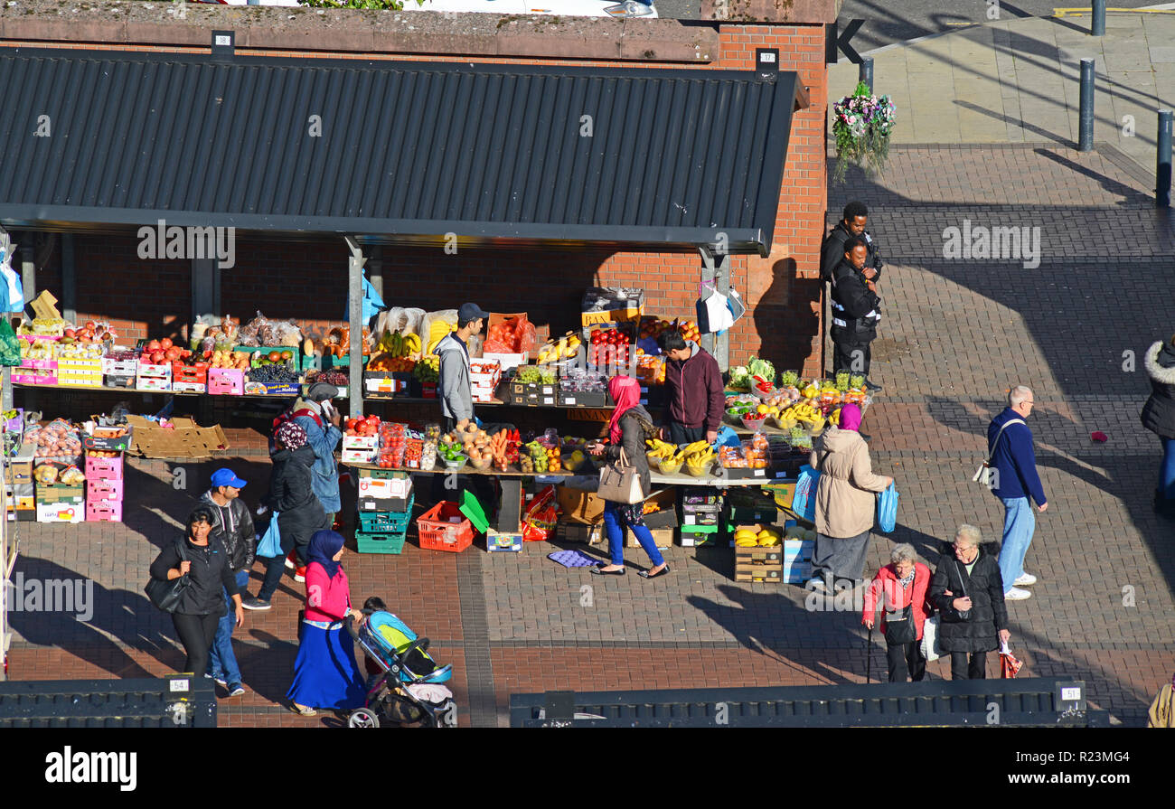 Leute, shopping von Obst und Gemüse Stände in Leeds Markt yorksjire Vereinigtes Königreich Stockfoto