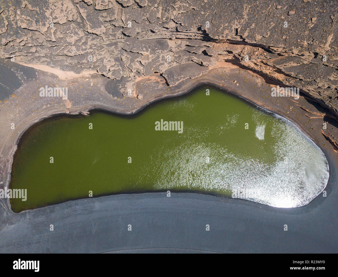 Luftaufnahme des Charco de Los Clicos, eine kleine Salz-wasser See mit einem smaragdgrünen Farbe gesetzt werden. Lanzarote, Kanarische Inseln, Spanien Stockfoto