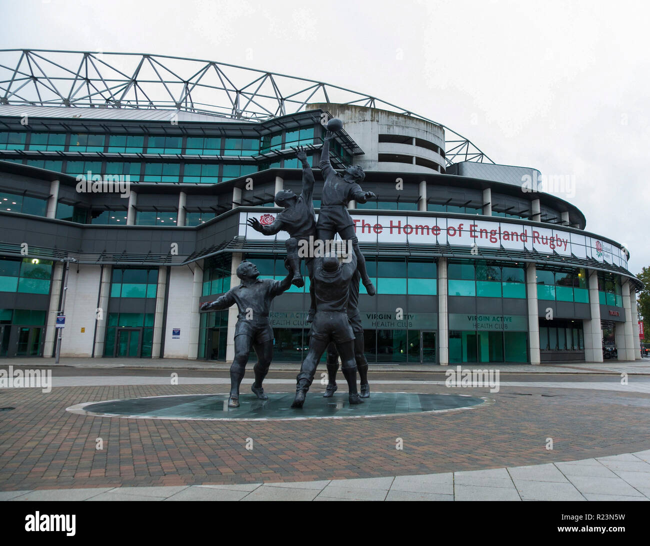 Außerhalb des Twickenham Rugby Stadions, England, Großbritannien mit der Gerald Laing 'Line Out' Statue Stockfoto