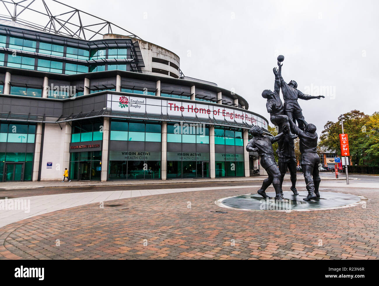Außerhalb des Twickenham Rugby Stadions, England, Großbritannien mit der Gerald Laing 'Line Out' Statue Stockfoto