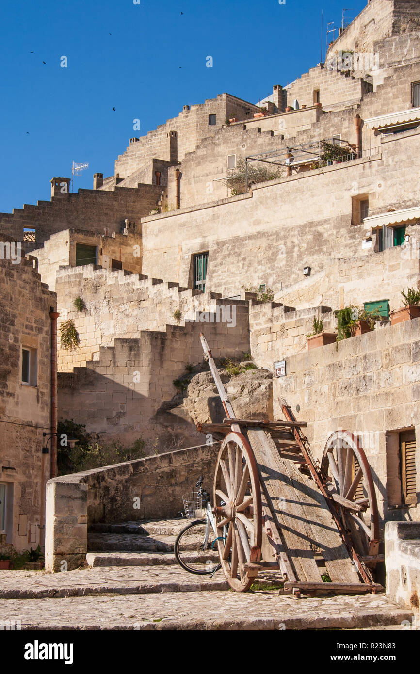 Alte hölzerne farm Warenkorb. Sassi oder Steine von Matera, Kulturhauptstadt Europas 2019, Basilicata, Italien Stockfoto